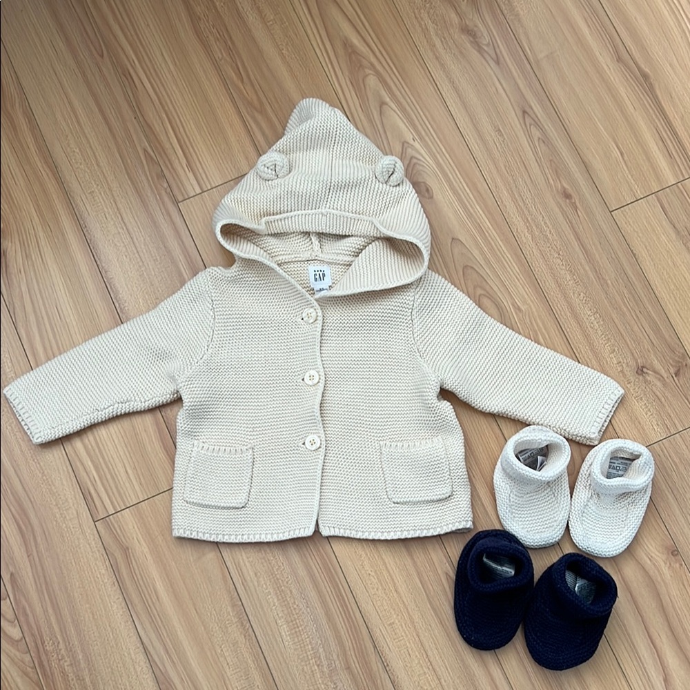B1G1 🌟 GAP Cream Baby Walker Shoes Soft and Cozy